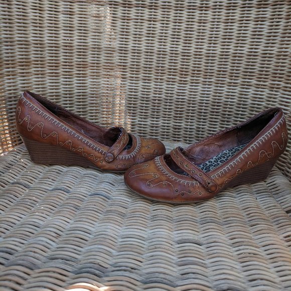 Dollhouse Embroidered Wedges - Picture 2 of 2